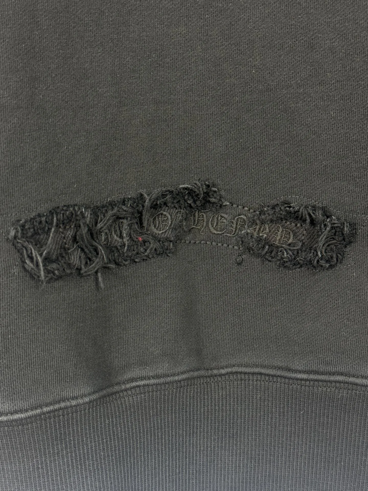 P260 top version, real shot without P, ​​different from market currency) 𝗖𝗵𝗿𝗼𝗺𝗲 𝗛𝗲𝗮𝗿𝘁𝘀/Cro Heart 2025 washed patch embroidery autumn and winter new original single counter American laser burnt 3D three-dimensional color embroidered couple casual sweatshirt 👑The highest version! Customized fabric 430g tripe terry fabric! American acid-washed and distressed original fabric laser burnt ✟appliqué embroidery and exquisite embroidery of letters! The best-selling model in the counter, very comfortable to wear. Accessories: original molded and authenticated collar label➕100% silk wash label. Genuine purchase-grade original hangtag➕matching hanging rope➕3D hanging beads➕original packaging bag. Craftsmanship: The original version has consistent wiring! The highest version of the armhole matching technique! Color: Red Black Size: S M L XL Style No.: 9308